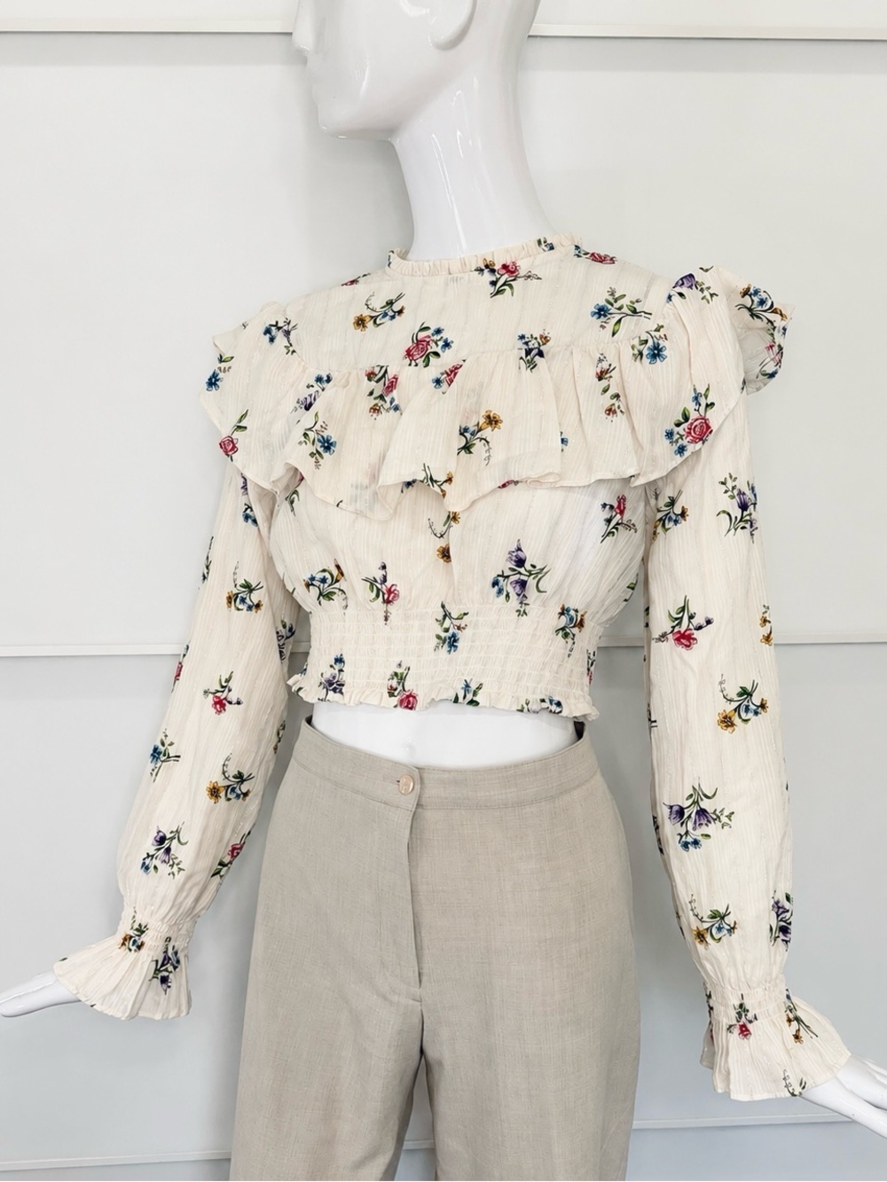 ZARA LIKE NEW Floral Metallic Lurex Ruffle Smocked Cropped Blouse Ivory Sz Large - Picture 2 of 7